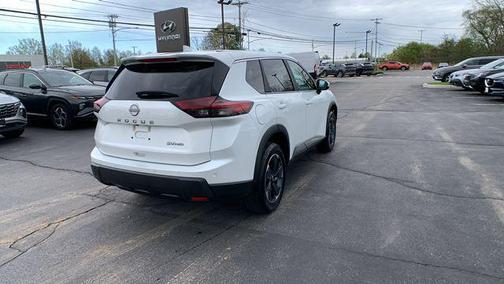 Everest White Pearl 2024 Nissan Rogue SV