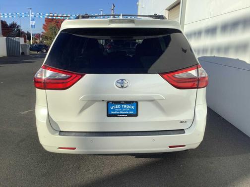 2020 Toyota Sienna XLE