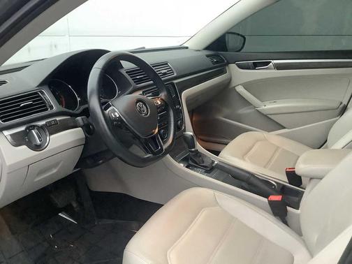 2017 Volkswagen Passat 1.8T SE w/Technology
