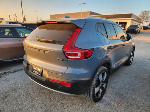 2020 Volvo XC40 T5 Momentum