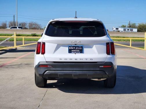 White Pearl 2022 Kia Sorento LX