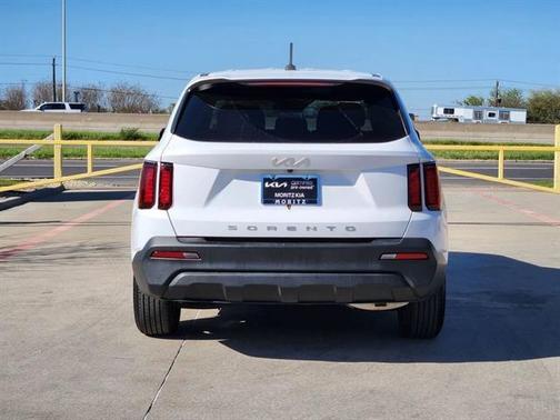 White Pearl 2022 Kia Sorento LX