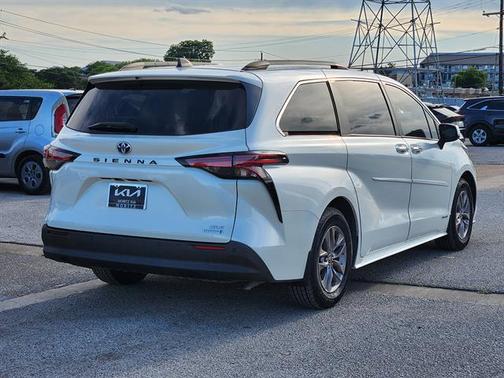 Blizzard Pearl 2021 Toyota Sienna XLE