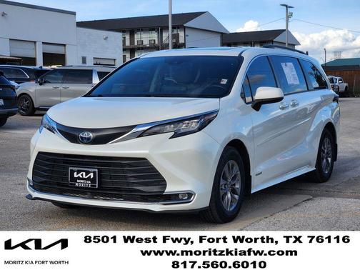 Blizzard Pearl 2021 Toyota Sienna XLE