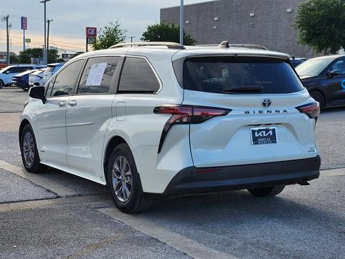 Blizzard Pearl 2021 Toyota Sienna XLE