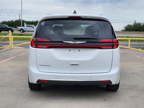 Bright White Clearcoat 2025 Chrysler Pacifica Select