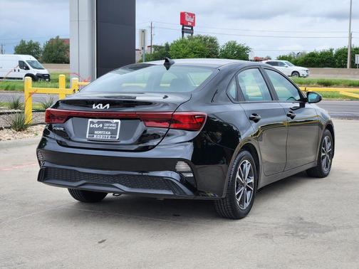 Aurora Black Pearl 2023 Kia Forte LXS