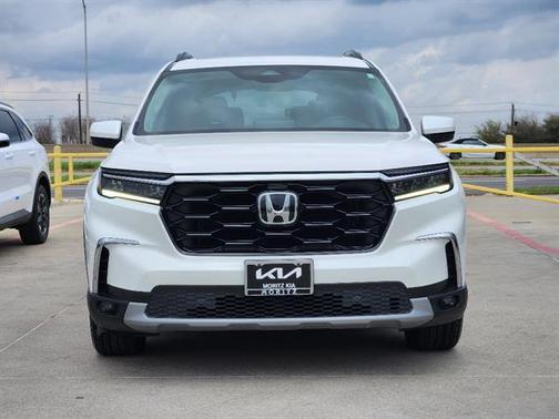 White 2024 Honda Pilot Touring