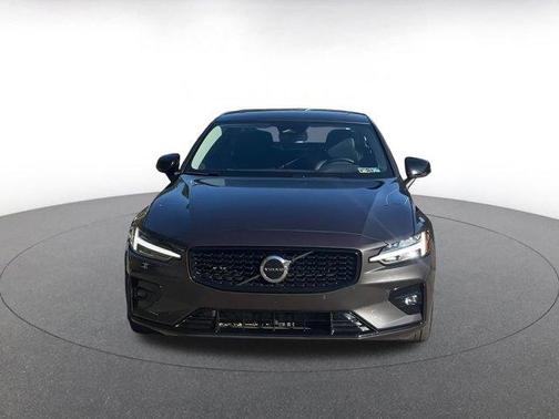 2024 Volvo S60 B5 Core Dark Theme
