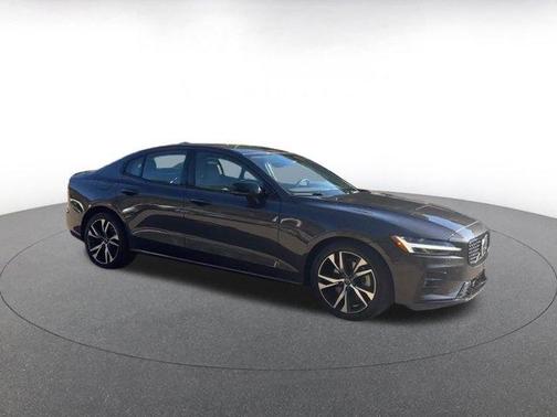2024 Volvo S60 B5 Core Dark Theme