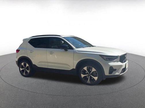 2024 Volvo XC40 CORE