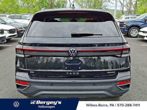 Deep Black Pearl 2025 Volkswagen Taos 1.5T SE Black