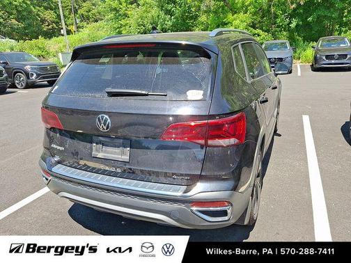 Deep Black 2024 Volkswagen Taos 1.5T SE