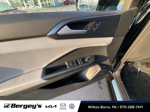 Deep Black 2024 Volkswagen Taos 1.5T SE