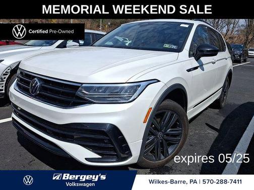 Oryx White Pearl 2022 Volkswagen Tiguan 2.0T SE R-Line Black 4MOTION