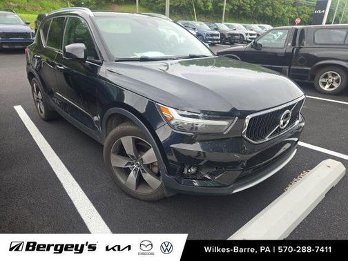 Black / Stone 2021 Volvo XC40 T5 Momentum