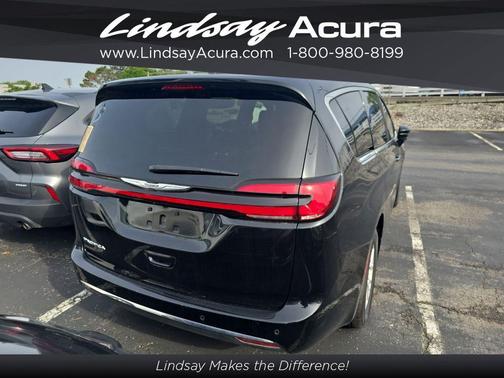 Diamond Black Crystal Pearlcoat 2025 Chrysler Pacifica L