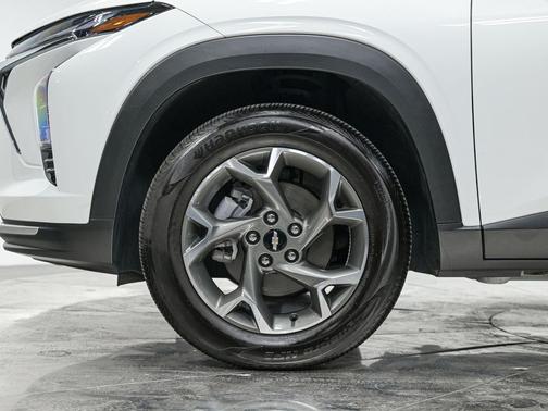 Summit White 2024 Chevrolet Trax LT