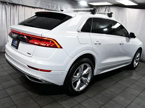 Glacier White Metallic 2022 Audi Q8 55 Premium