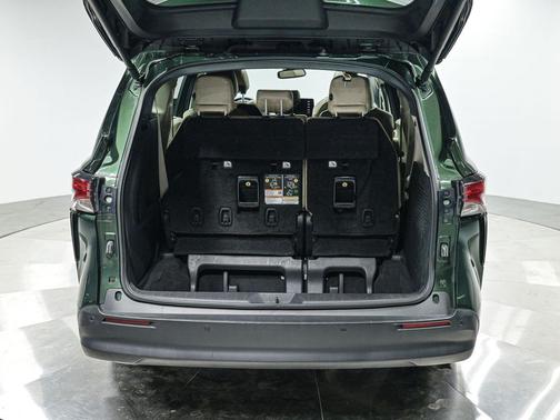 2022 Toyota Sienna XLE 8 Passenger