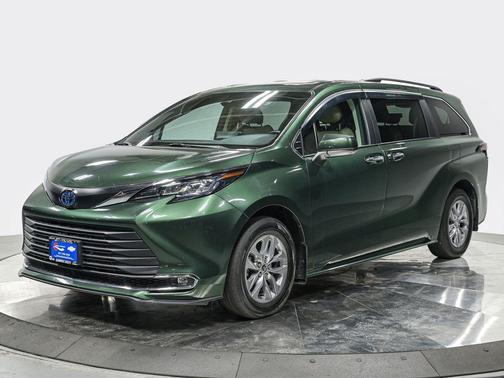2022 Toyota Sienna XLE 8 Passenger