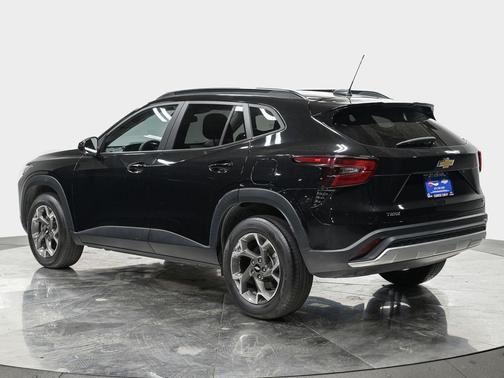 Mosaic Black Metallic 2024 Chevrolet Trax LT
