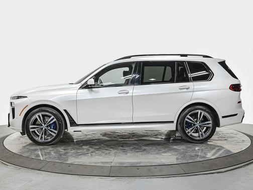 Mineral White Metallic 2023 BMW X7 xDrive40i
