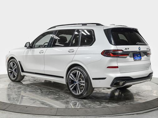 Mineral White Metallic 2023 BMW X7 xDrive40i