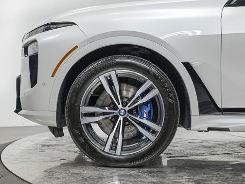 Mineral White Metallic 2023 BMW X7 xDrive40i