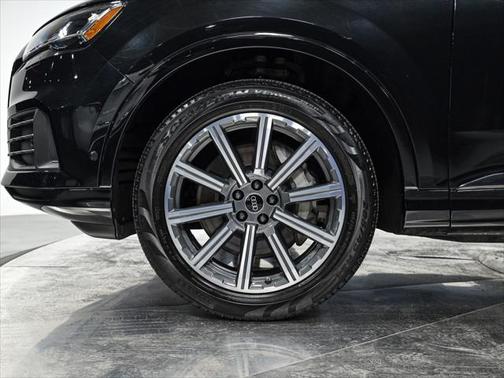 2023 Audi Q7 45 Premium Plus