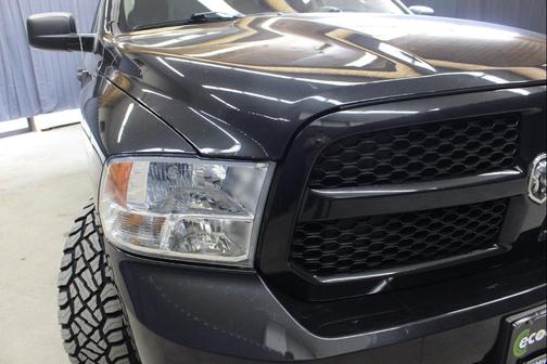 Brilliant Black Crystal Pearlcoat 2019 RAM 1500 Express