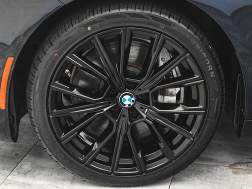 Carbon Black Metallic 2022 BMW 750 i xDrive
