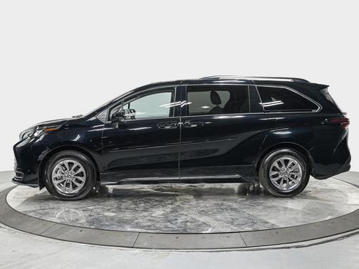 2025 Toyota Sienna LE