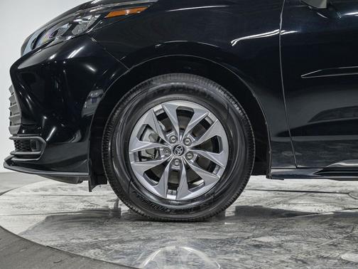 2025 Toyota Sienna LE