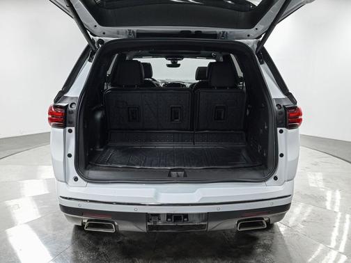 Summit White 2023 Chevrolet Traverse High Country