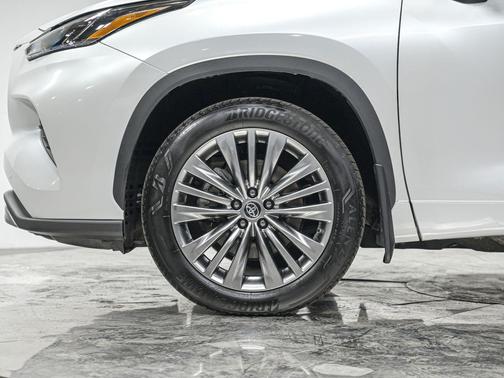 2024 Toyota Highlander Platinum
