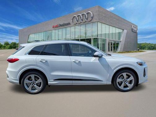 Glacier White Metallic 2026 Audi Q5 Prestige TFSI quattro S tronic