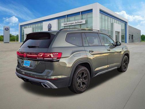 Avocado Green Pearl 2025 Volkswagen Atlas 2.0T Peak Edition