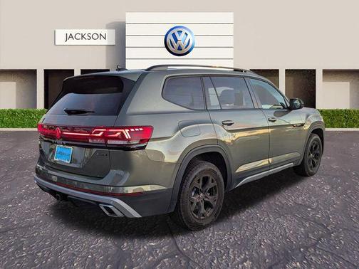 Avocado Green Pearl 2025 Volkswagen Atlas 2.0T Peak Edition