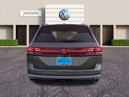 Avocado Green Pearl 2025 Volkswagen Atlas 2.0T Peak Edition
