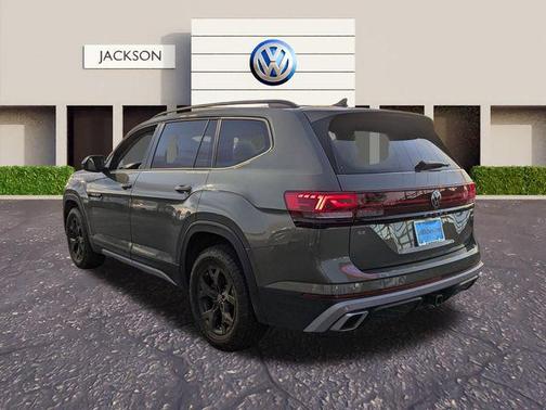 Avocado Green Pearl 2025 Volkswagen Atlas 2.0T Peak Edition