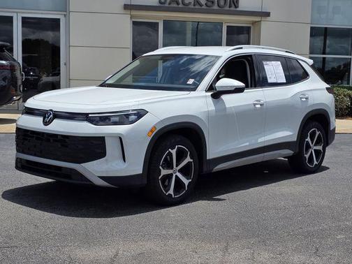 Pure White 2025 Volkswagen Tiguan 2.0T SE