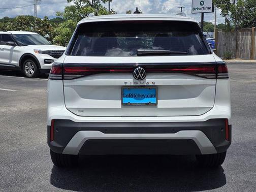 Pure White 2025 Volkswagen Tiguan 2.0T SE