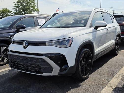 Pure White 2025 Volkswagen Taos 1.5T SE