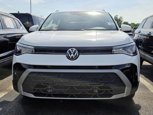 Pure White 2025 Volkswagen Taos 1.5T SE