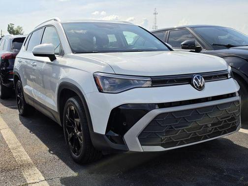 Pure White 2025 Volkswagen Taos 1.5T SE