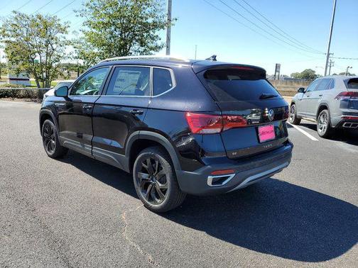 Deep Black Pearl 2024 Volkswagen Taos 1.5T SE