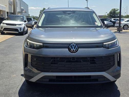 Platinum Gray Metallic 2025 Volkswagen Tiguan 2.0T SE