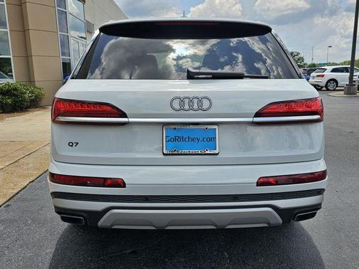 Glacier White 2025 Audi Q7 55 Premium Plus