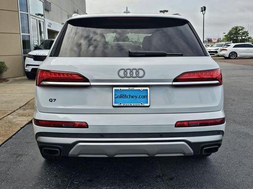 Glacier White 2025 Audi Q7 55 Premium Plus